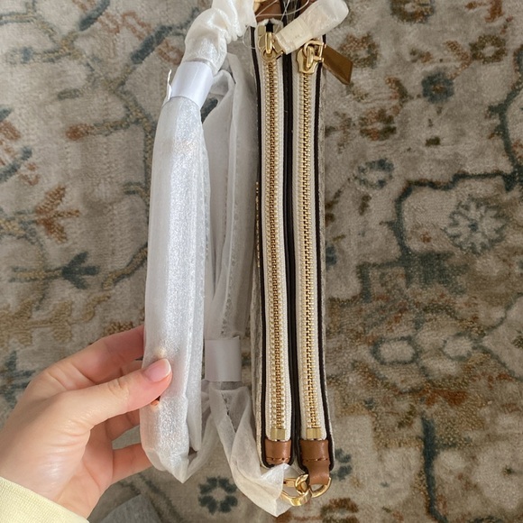 Michael Kors Side Satschel with adjustable length. - Picture 3 of 4